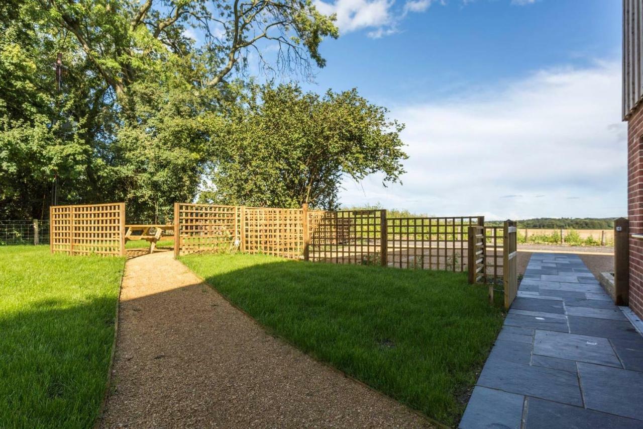欧弗顿Oak & Hazel, Heath Row Barn公寓 外观 照片